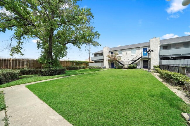 Building Photo - 9700 Leawood Blvd