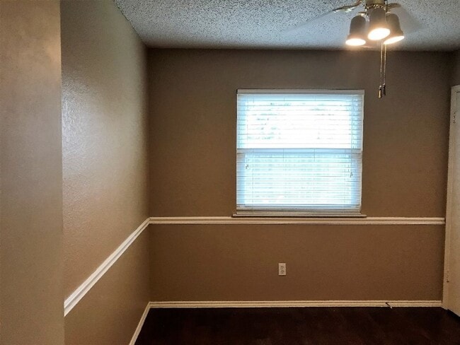 Building Photo - Great 1 story home on a pretty lot with lots of trees!