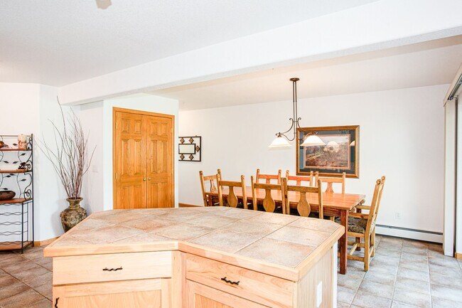 Building Photo - Convenient Location! Lots of Space and Lig...