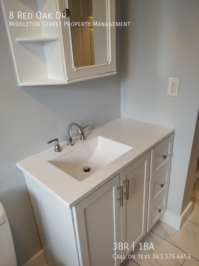 Building Photo - 8 Red Oak Dr