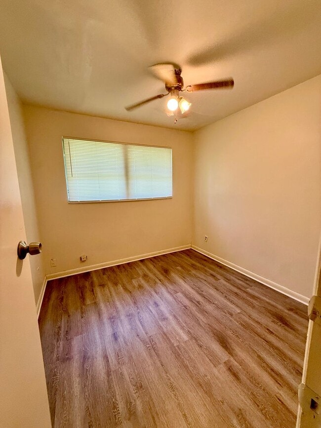 Building Photo - 1053 Legay Ave