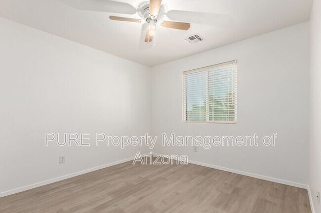 Building Photo - 4044 E Oakland St