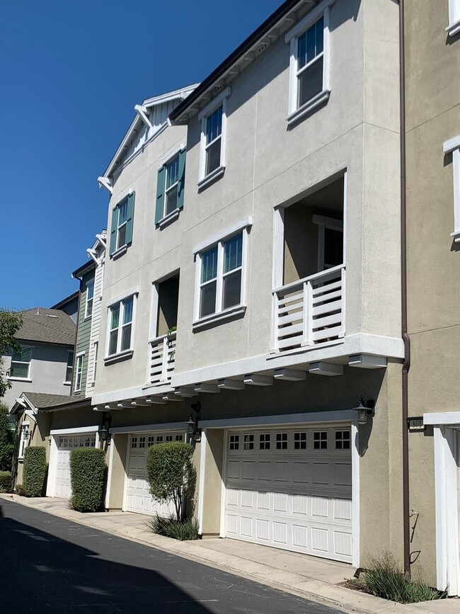 Building Photo - Updated 3 Bedroom Townhome in Tustin