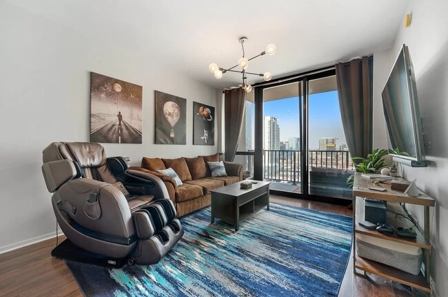 Building Photo - 210 S Desplaines St