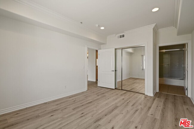 Building Photo - 3328 Oakhurst Ave