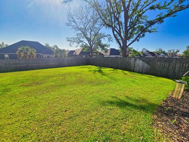 Building Photo - Spacious 4BR/3BA Home with Open Floor Plan, Screened Porch & Fenced Backyard