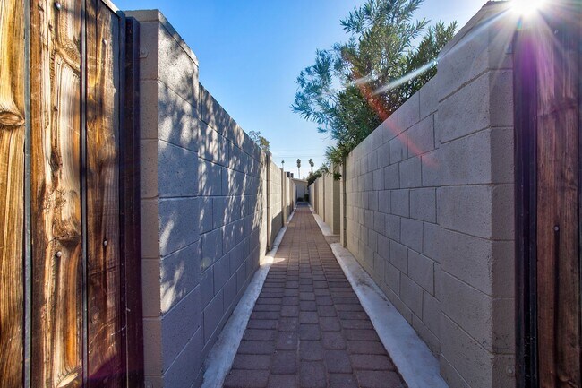 Building Photo - Updated 2 Bedroom, 2 bathroom located in a Gated Community!! Like living at a Resort!  Available ...