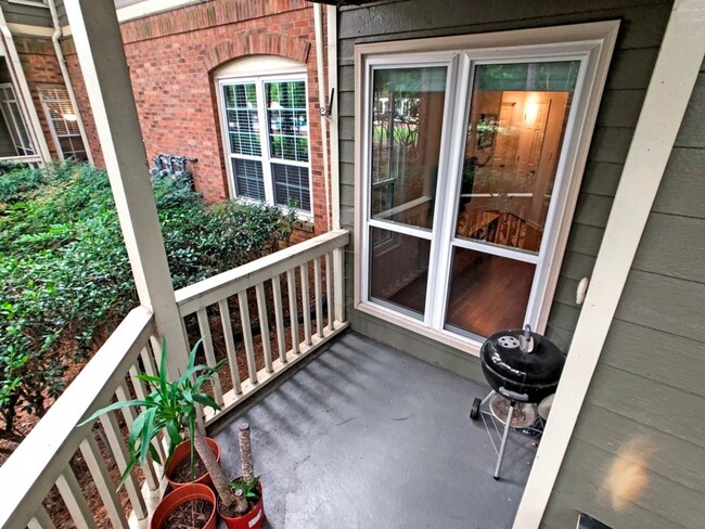 Building Photo - Beautiful Updated 2BR/2BA Condo Near Beltline