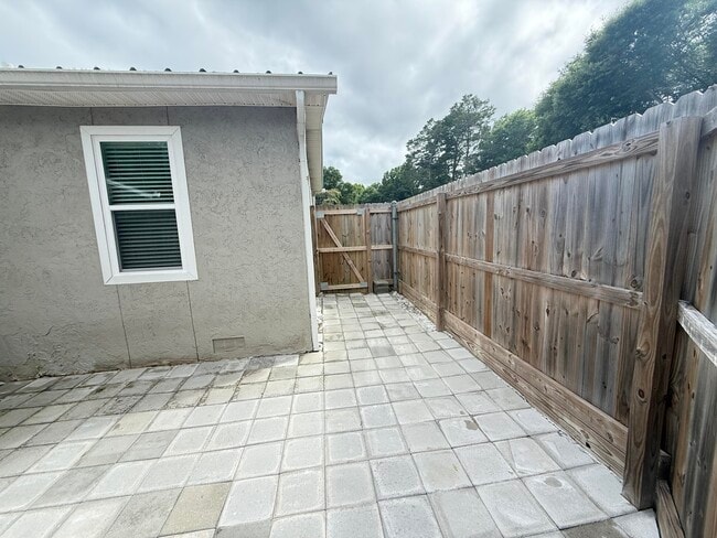 Building Photo - 115A Montrose Dr