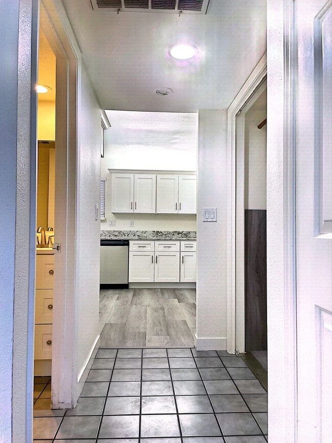 Building Photo - 2419 N Clark St