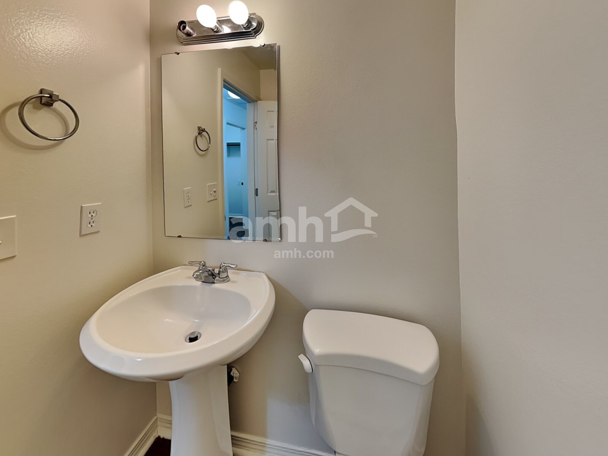 Building Photo - 3261 N Maplestone Ave