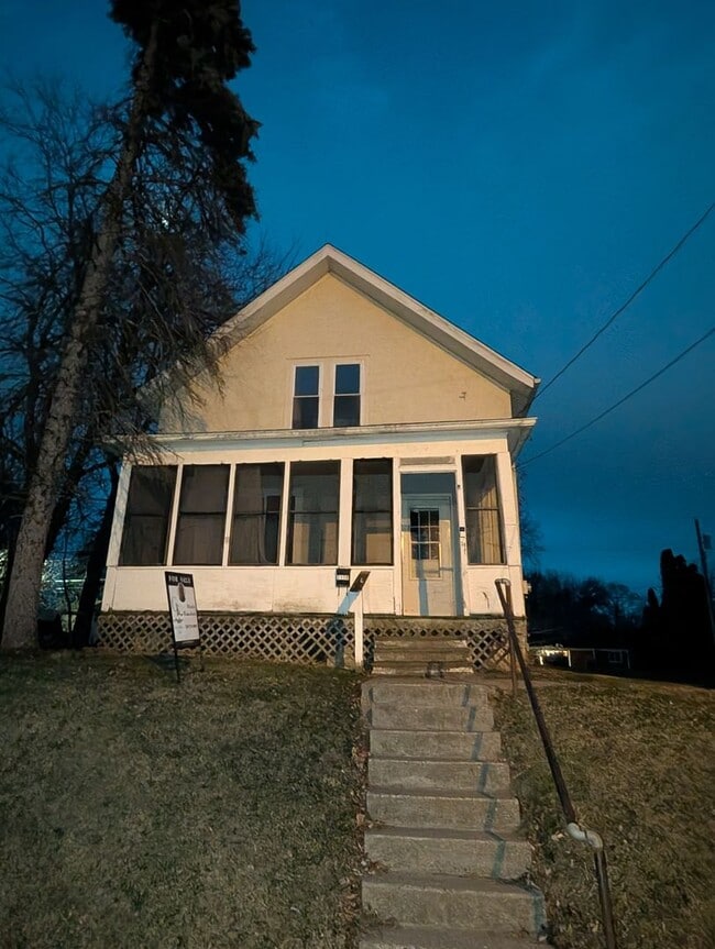 Building Photo - Charming 3 Bedroom Home with Screened Porch and 2 Car Garage
