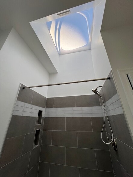 Large Shower - 2029 Maryland Ave