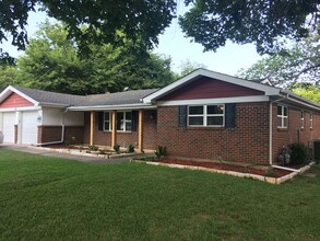 Building Photo - Updated 3 Bedroom / 2 Bathroom