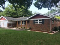 Building Photo - Updated 3 Bedroom / 2 Bathroom