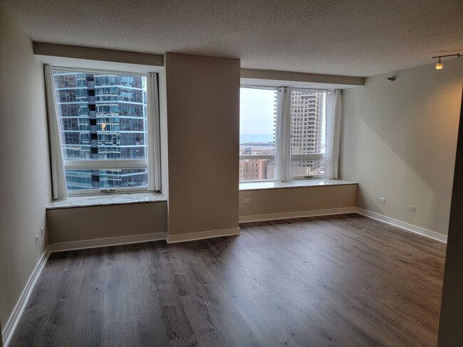 Building Photo - 512 N McClurg Ct