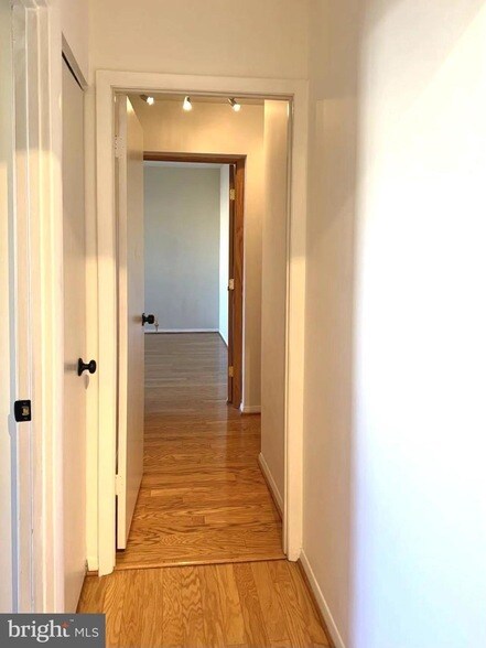 Building Photo - 532 Riviera Dr