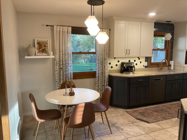 Building Photo - 945 Beacon Ln