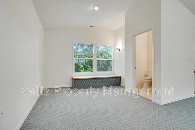 Building Photo - 3385 Camellia Dr S