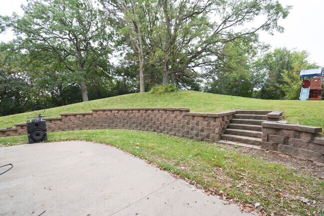 Building Photo - Charming 3-Bedroom Home with Walk-In Close...
