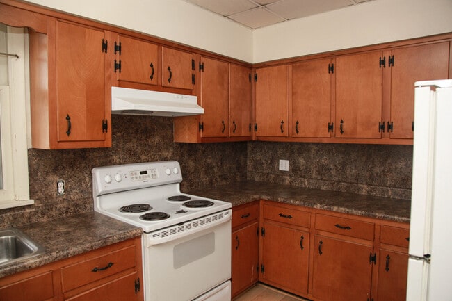 Building Photo - Large 3 Bedroom + Bonus Room with Laundry ...