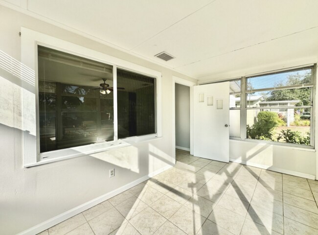 Building Photo - 5566 Kelly Dr N