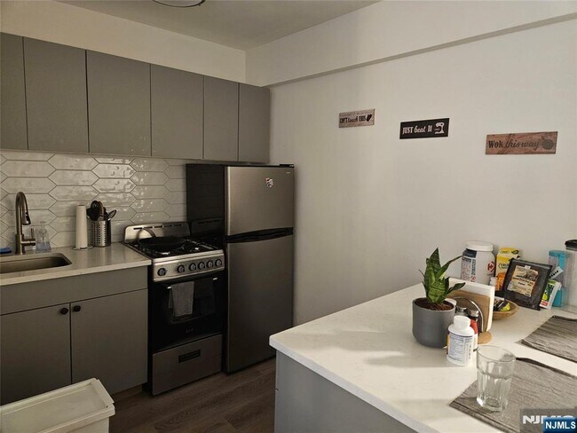 Building Photo - 2160 Center St