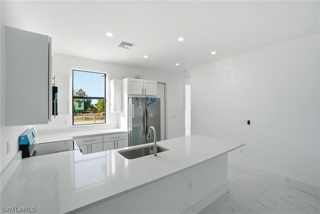 Building Photo - 2404-2406 Mae Ave S