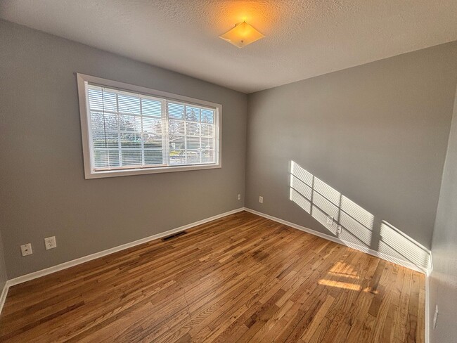 Building Photo - Newly Updated 3 Bedroom Home in SE Portland