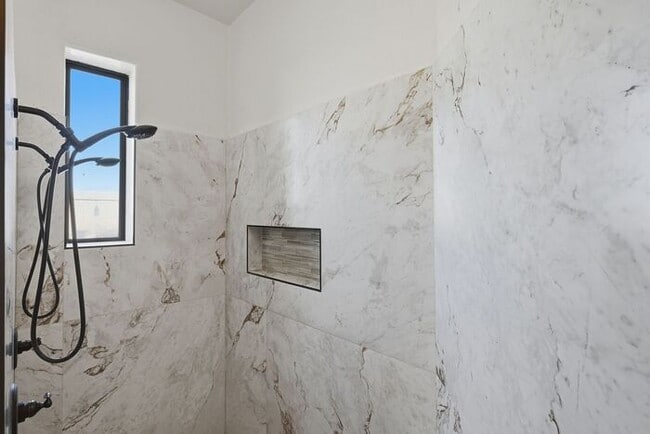 Building Photo - 770 N Lazy J Wy