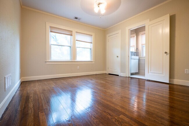 Building Photo - 1105 W 49 St