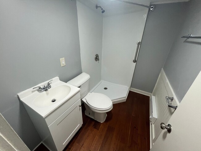 Building Photo - Quaint 1 Bedroom