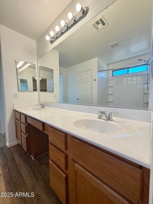 Building Photo - 4531 E Del Rio St