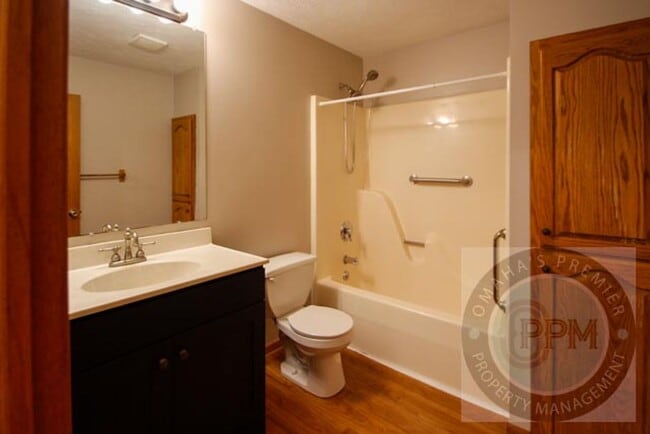Building Photo - Comfortable 2 Bedroom/ 2 Bathroom Duplex |...