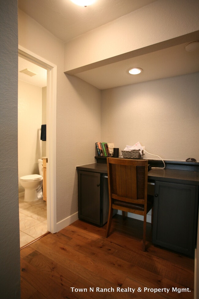 Building Photo - 3Br 2 1/2Ba, 2 Story Condo Avail May 1st short term lease