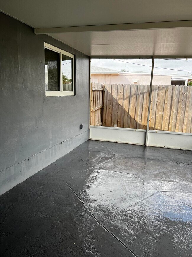 Building Photo - 750 NW 44th Ave