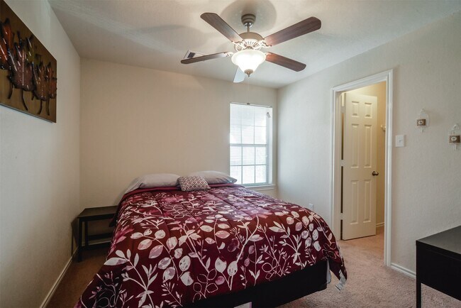 Building Photo - 8730 Sunny Gallop Dr