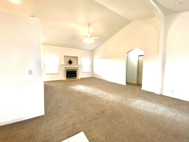 Building Photo - 3 Bed 2 Bath Single Level Home with 3 Car ...