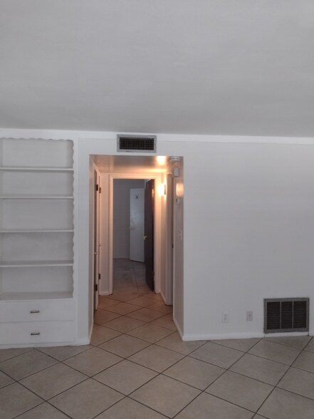 Building Photo - 1031 N Holly Ave