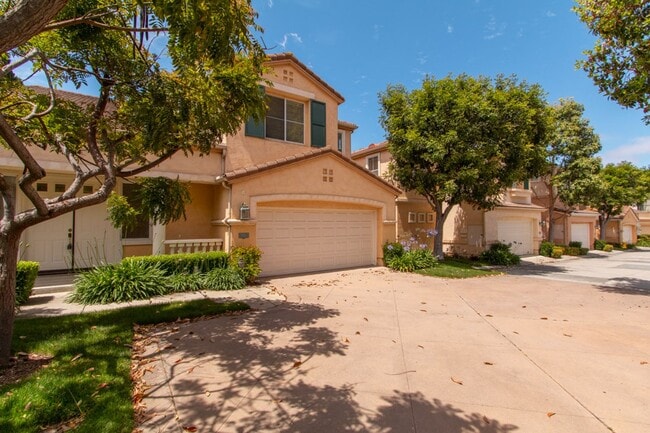 Building Photo - Spacious 3 Bed/2.5 Bath in Desirable UTC La Jolla Community of Toscana