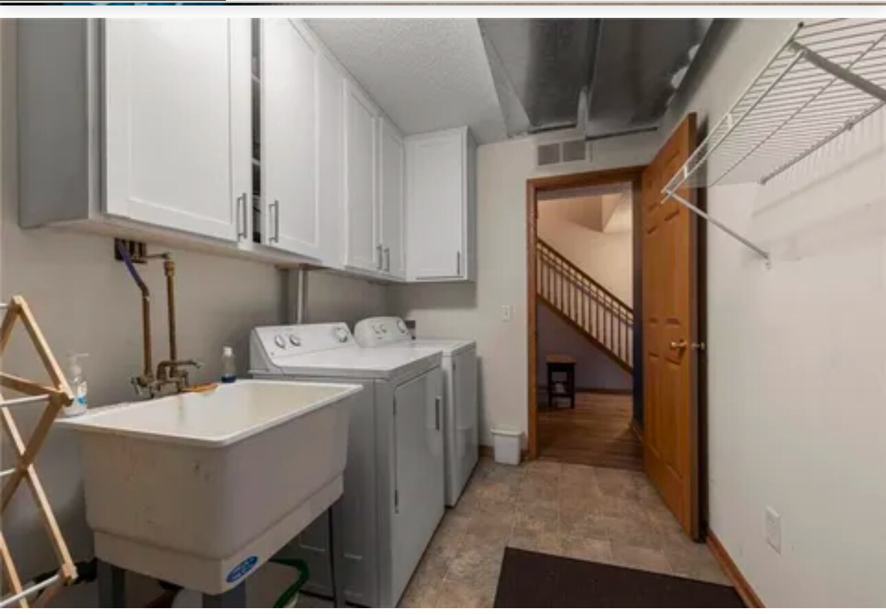 Building Photo - 7382 Timber Crest Dr S