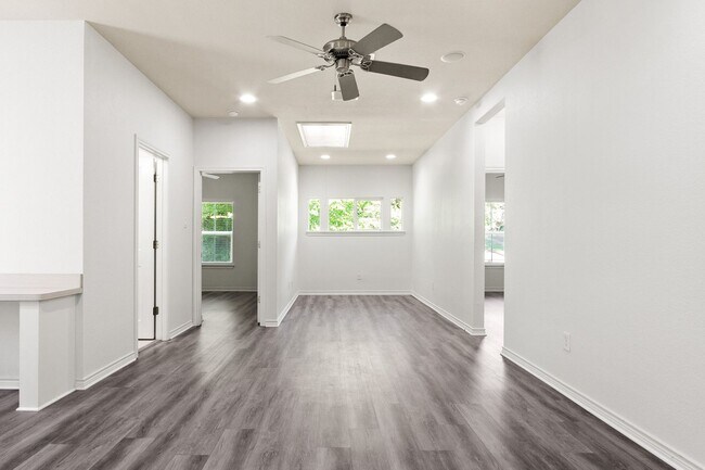 Building Photo - * MOVE IN SUMMER 07/03/2027 * 6 Bed 4 Bath Home, Walk to TCU Light Housekeeping Included