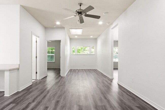 Building Photo - * MOVE IN SUMMER 6/23/2027 * 6 Bed 4 Bath ...