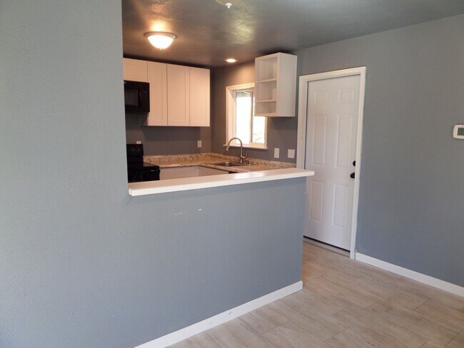 Building Photo - Super Cute & Updated 3 Bedroom House FOR R...
