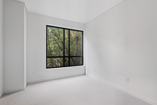 Building Photo - 922 NW 11th Ave