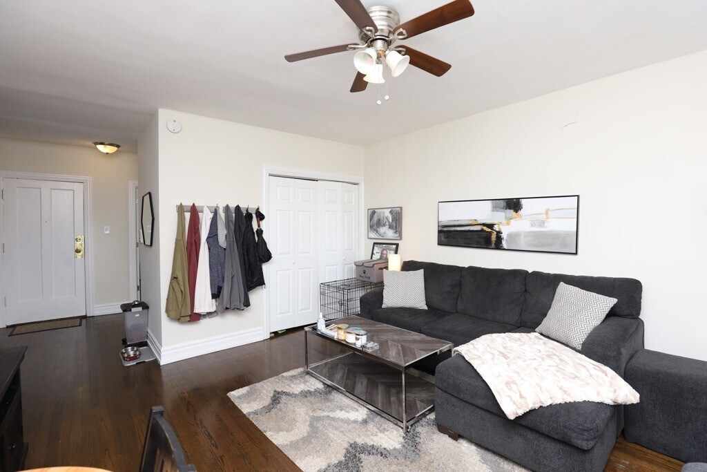 Building Photo - 3823 N Greenview Ave