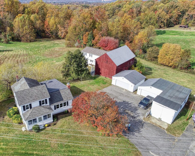 3 units and garages on 5 acres - 4855 Sandy Point Rd