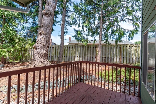 Building Photo - 3 Bedroom and 2.5 Bath End Unit Townhouse