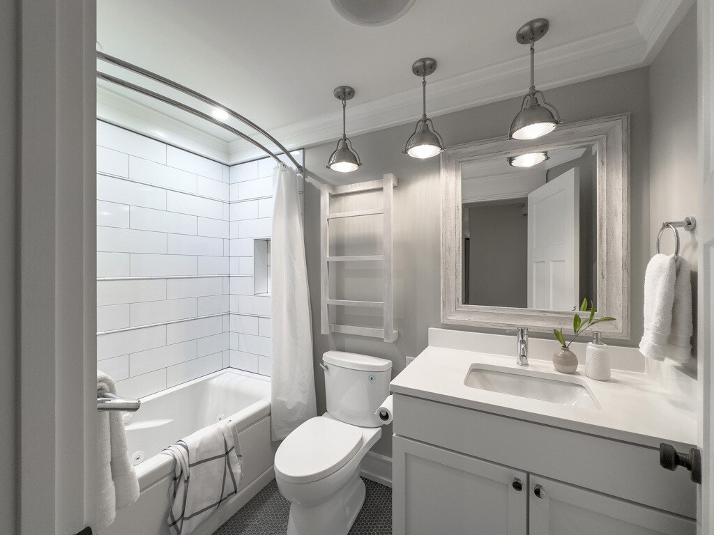 Building Photo - 3445 N Hoyne Ave