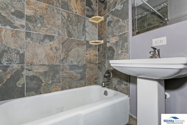 Building Photo - 401 N Oliver St